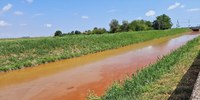 Acqua rossa nel canale Fosso Ghiaia (RA)