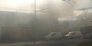 Incendio in un capannone a Modena, intervento di Arpae