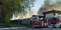 Incendio in un capannone commerciale a Parma