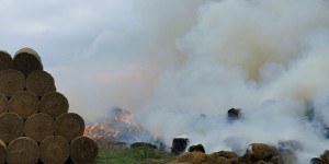 Incendio in un deposito di fieno a Finale Emilia (MO)