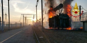 Incendio in una stazione elettrica a Modena