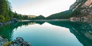 Le diatomee imbiancano le rive del lago di Vernago in Alto Adige