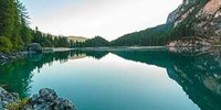 Le diatomee imbiancano le rive del lago di Vernago in Alto Adige