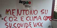 Vandali imbrattano la sede di Arpae